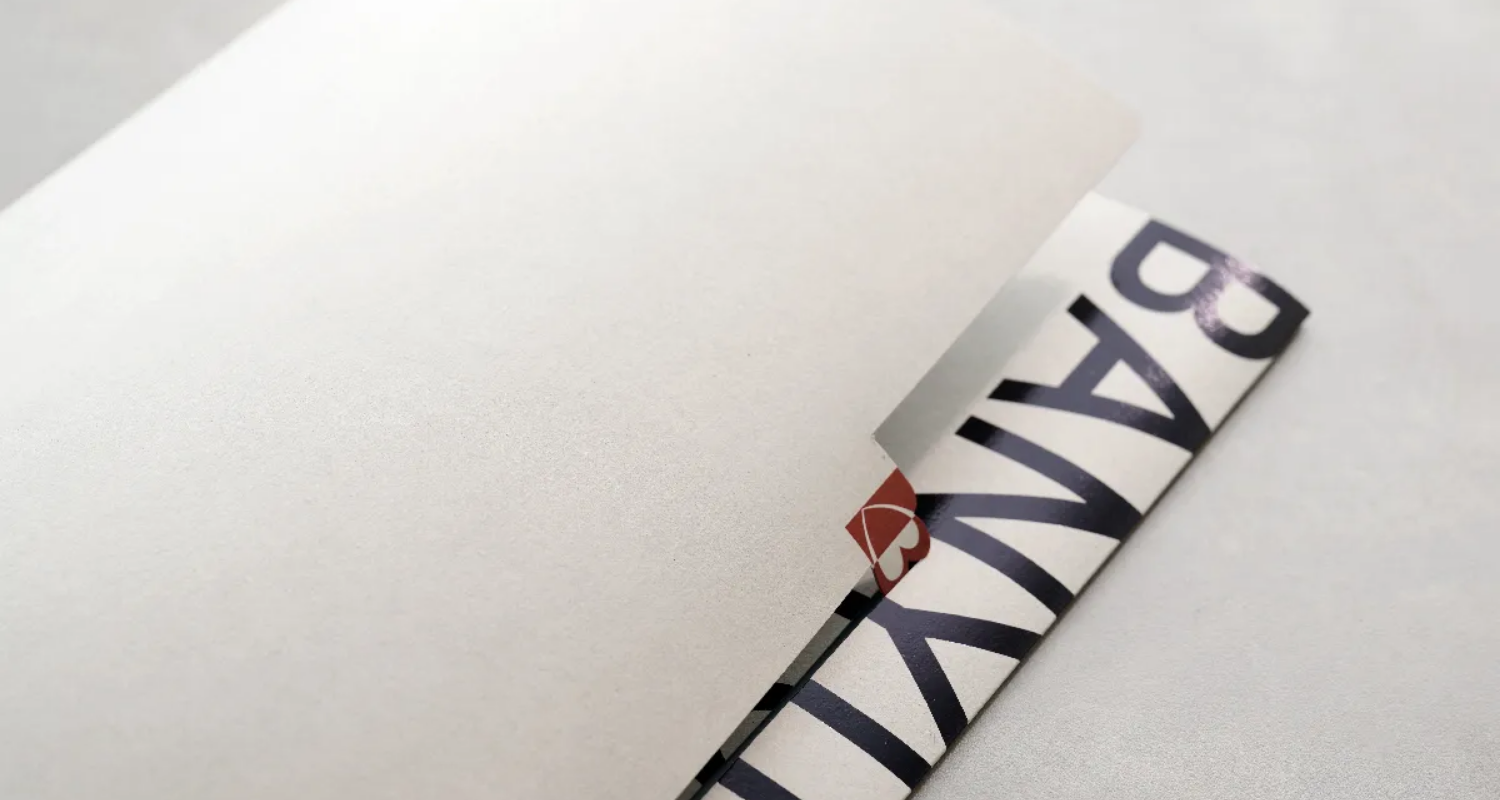 シンプルでありながら老舗メーカーとしての自信や風格が感じられるデザイン