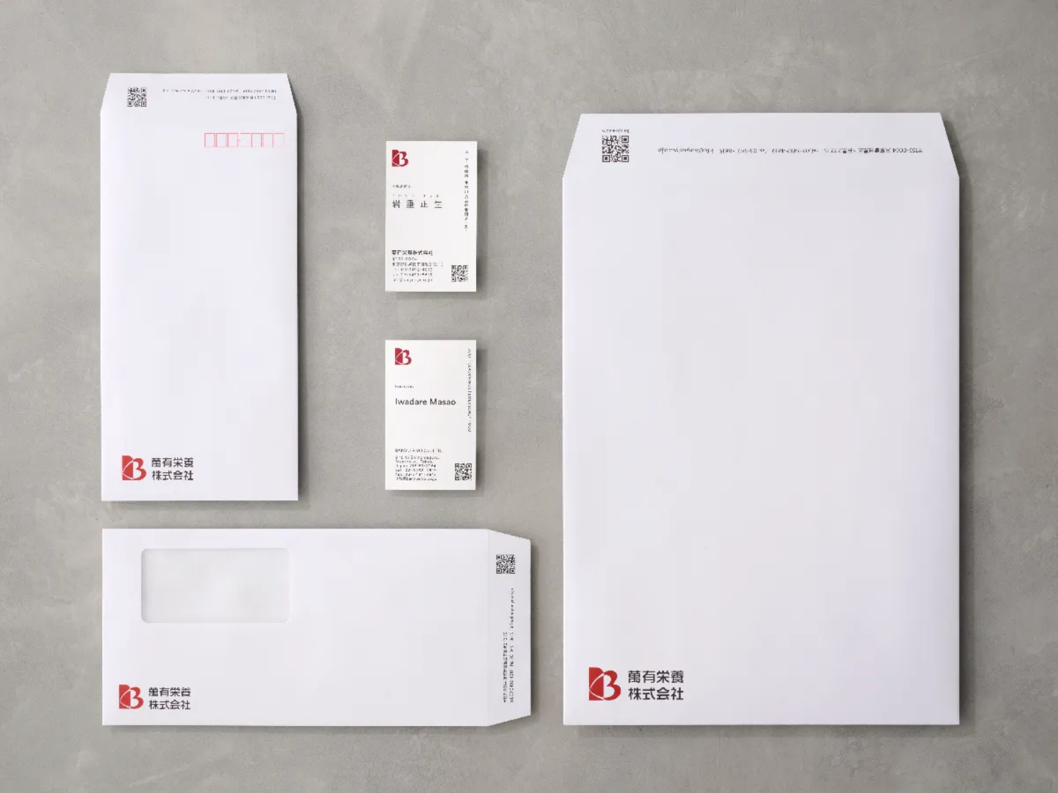 封筒や名刺は情報を整理しつつ美しくデザイン。